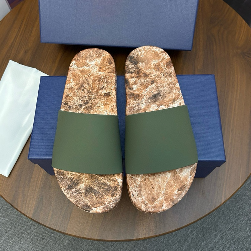 New leisure Joker comfortable non-slip beach sandals and slippers have a shoe box