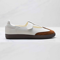 Women's new leisure hollow hook and loop design casual shoes have a shoe box.