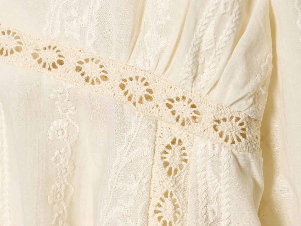 Women's short V-neck embroidered shirt