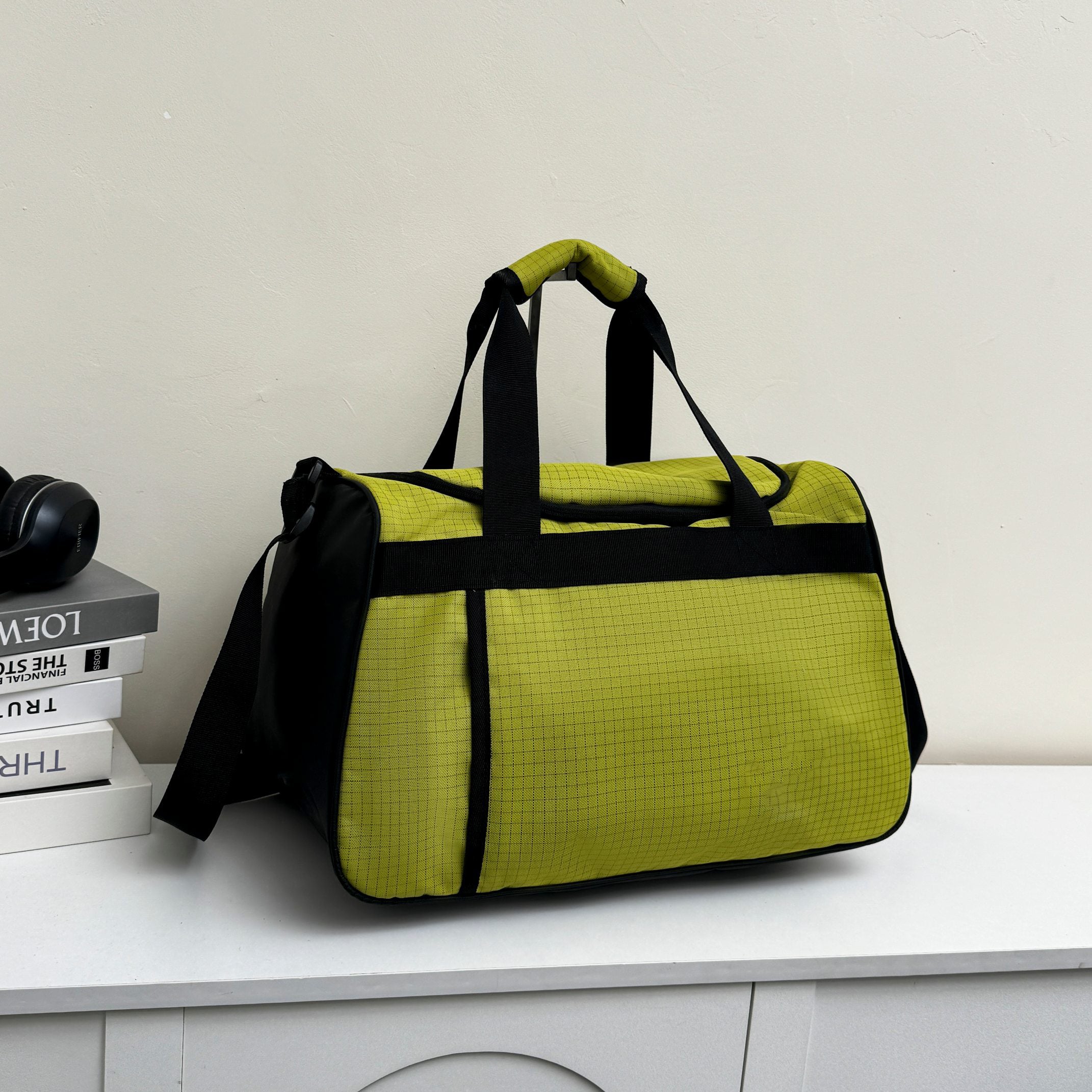 Men and Women with The New Fashion and Leisure Joker Large-capacity Travel Portable Fitness Bag Sports Backpack.