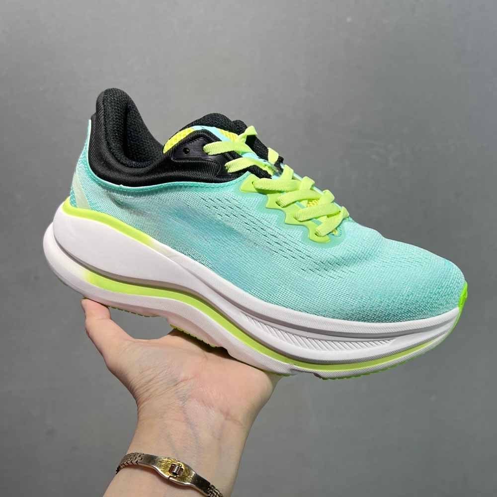 Women's new functional cushioning running shoes have a shoe box