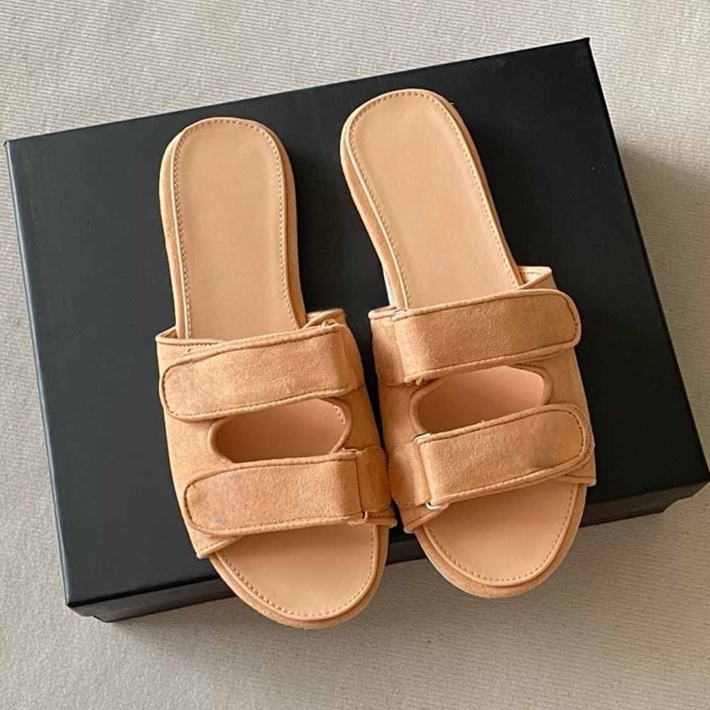 Women's new thin-soled hook and loop slippers have a shoe box.
