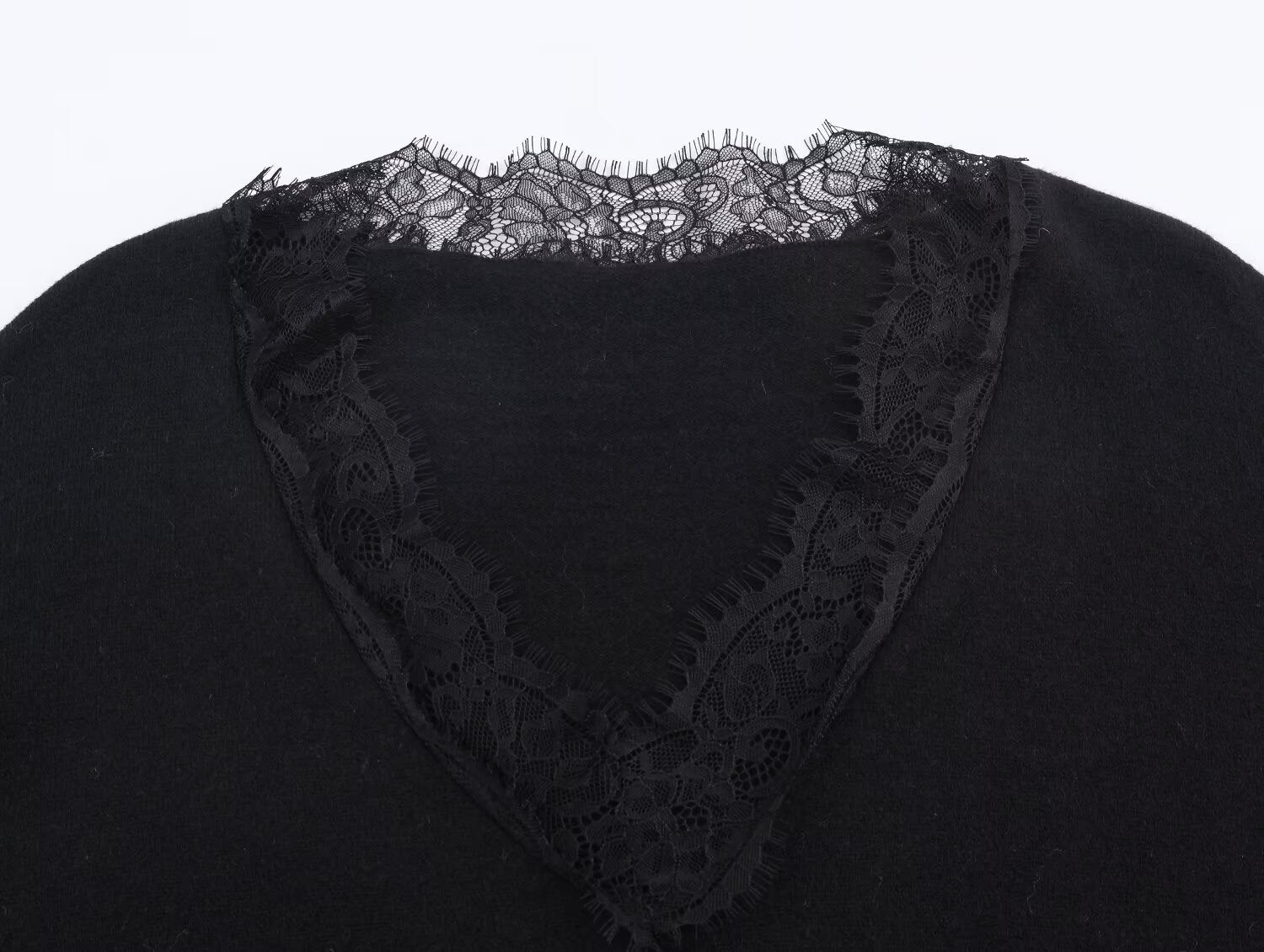 Women's lace decorated loose V-neck knitted sweater