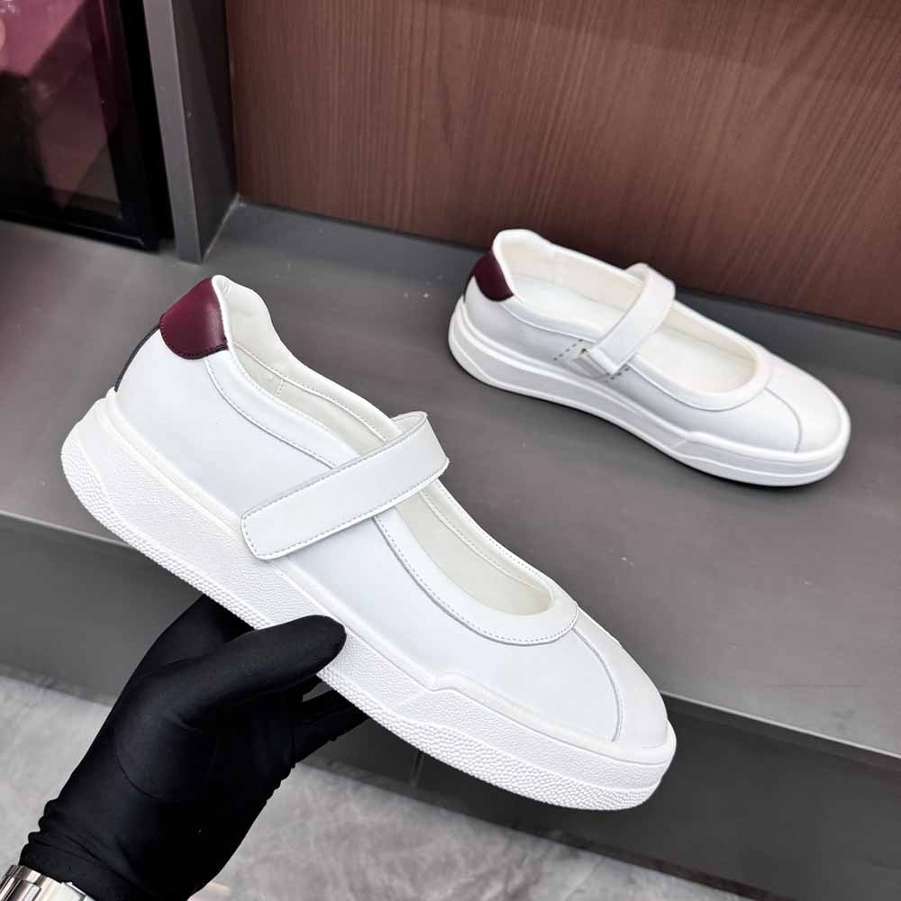 Women's new platform-heightening casual shoes have a shoe box