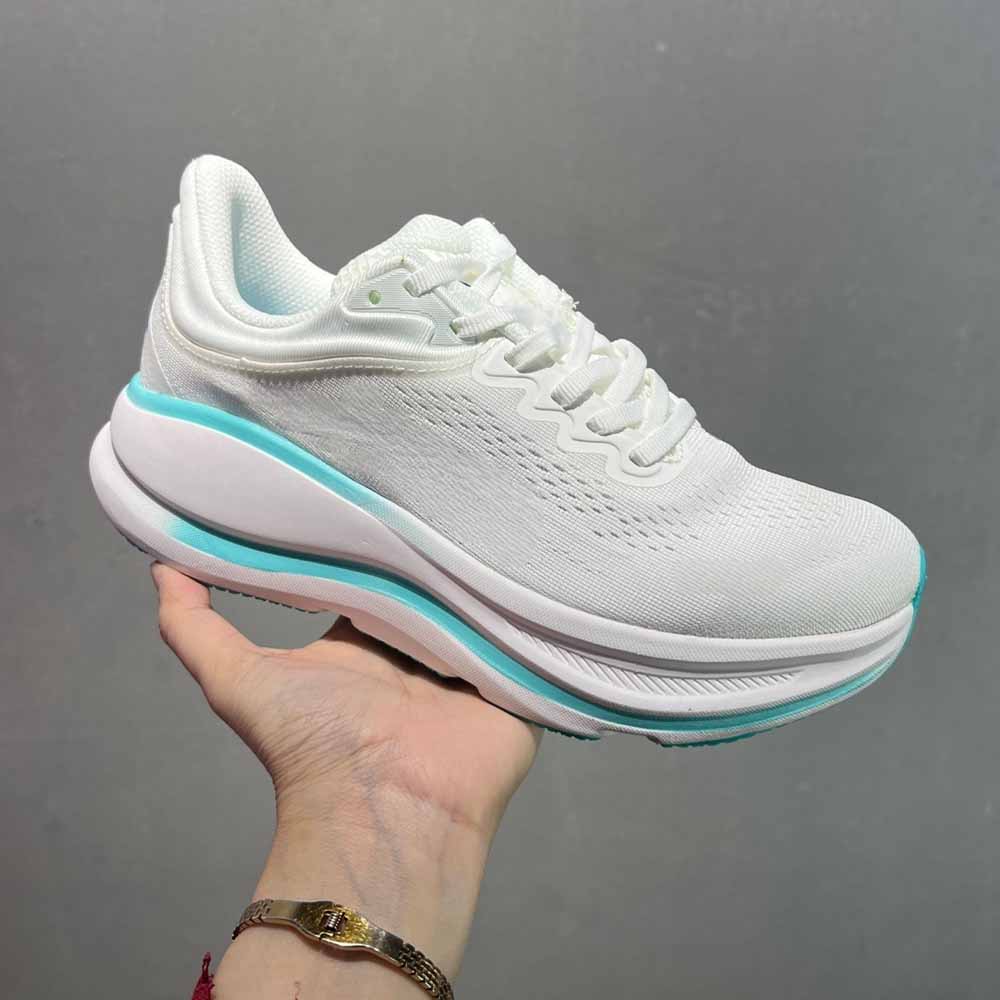 Women's new functional cushioning running shoes have a shoe box
