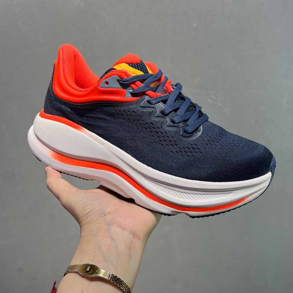 Women's new functional cushioning running shoes have a shoe box