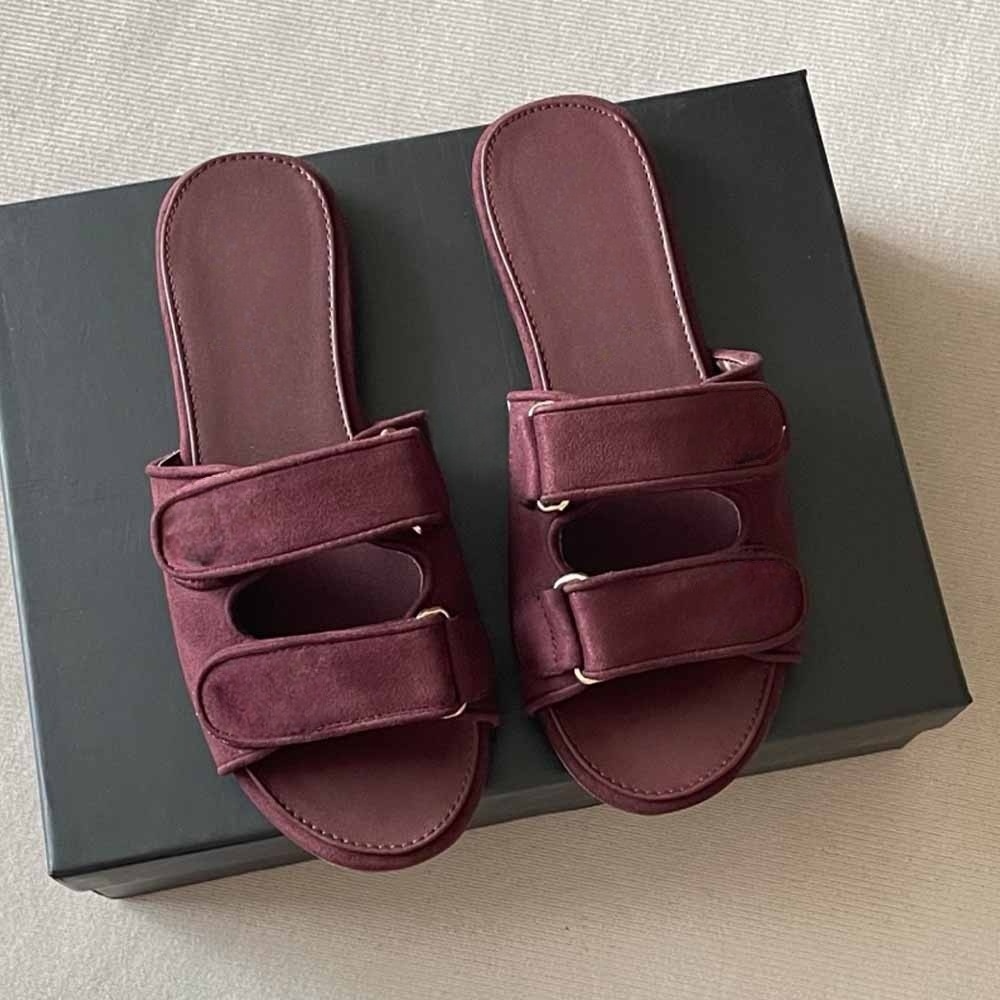 Women's new thin-soled hook and loop slippers have a shoe box.