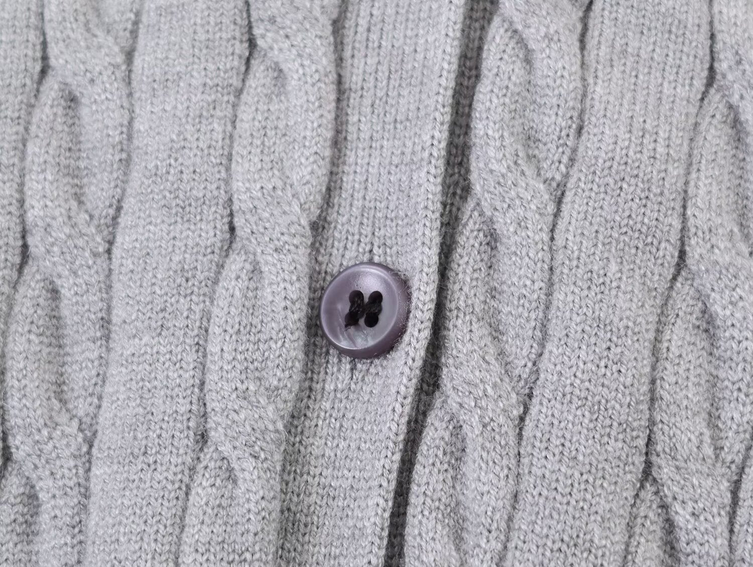 Women's contrasting spliced twisted checkered knit sweater