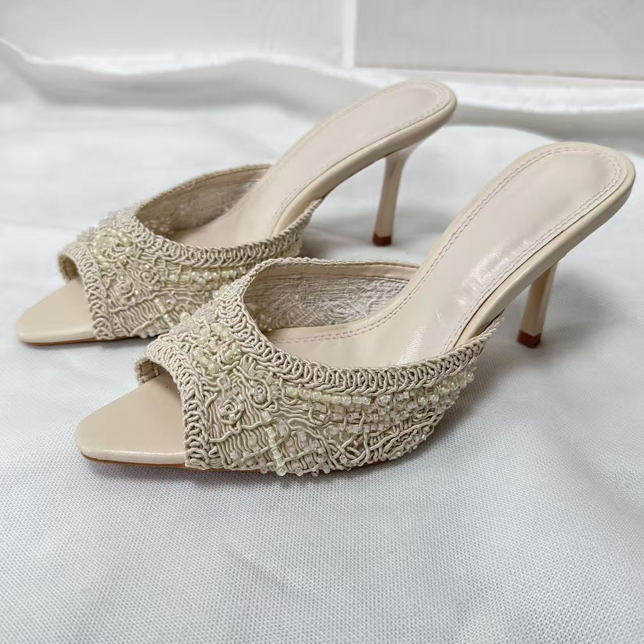 Women's new fashion fishmouth light studded stilettos.