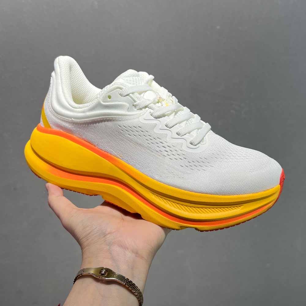 Women's new functional cushioning running shoes have a shoe box