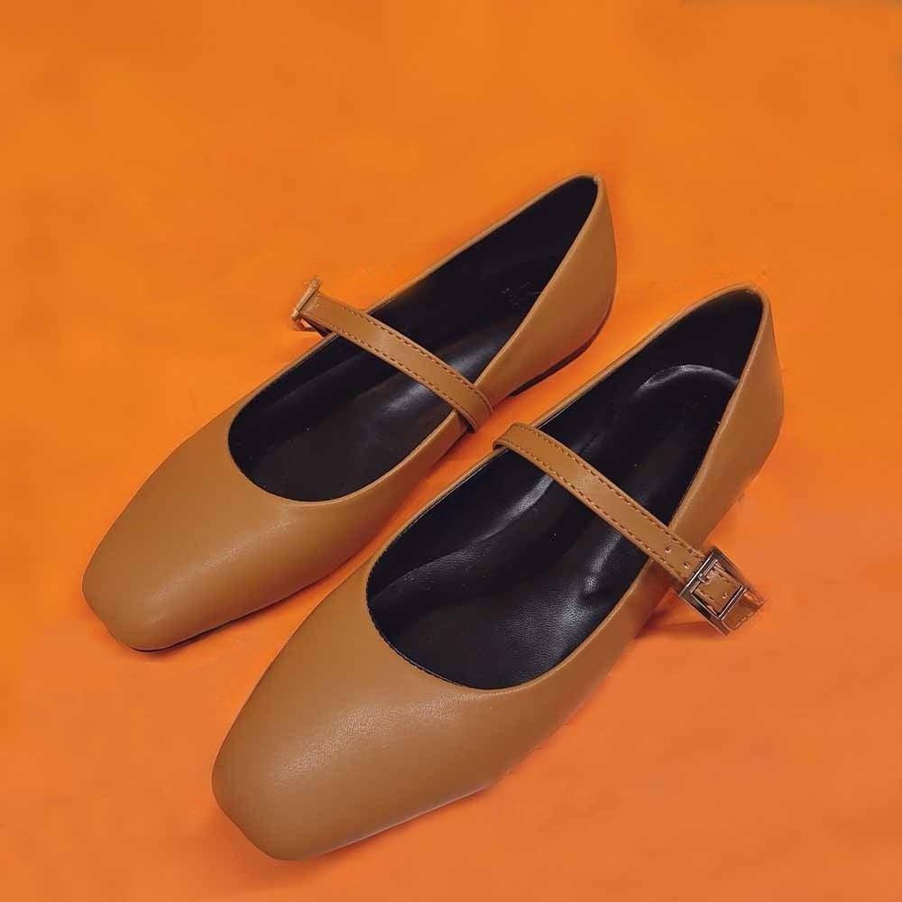 Women's new fashion flat-bottomed square design retro shoes have a shoe box