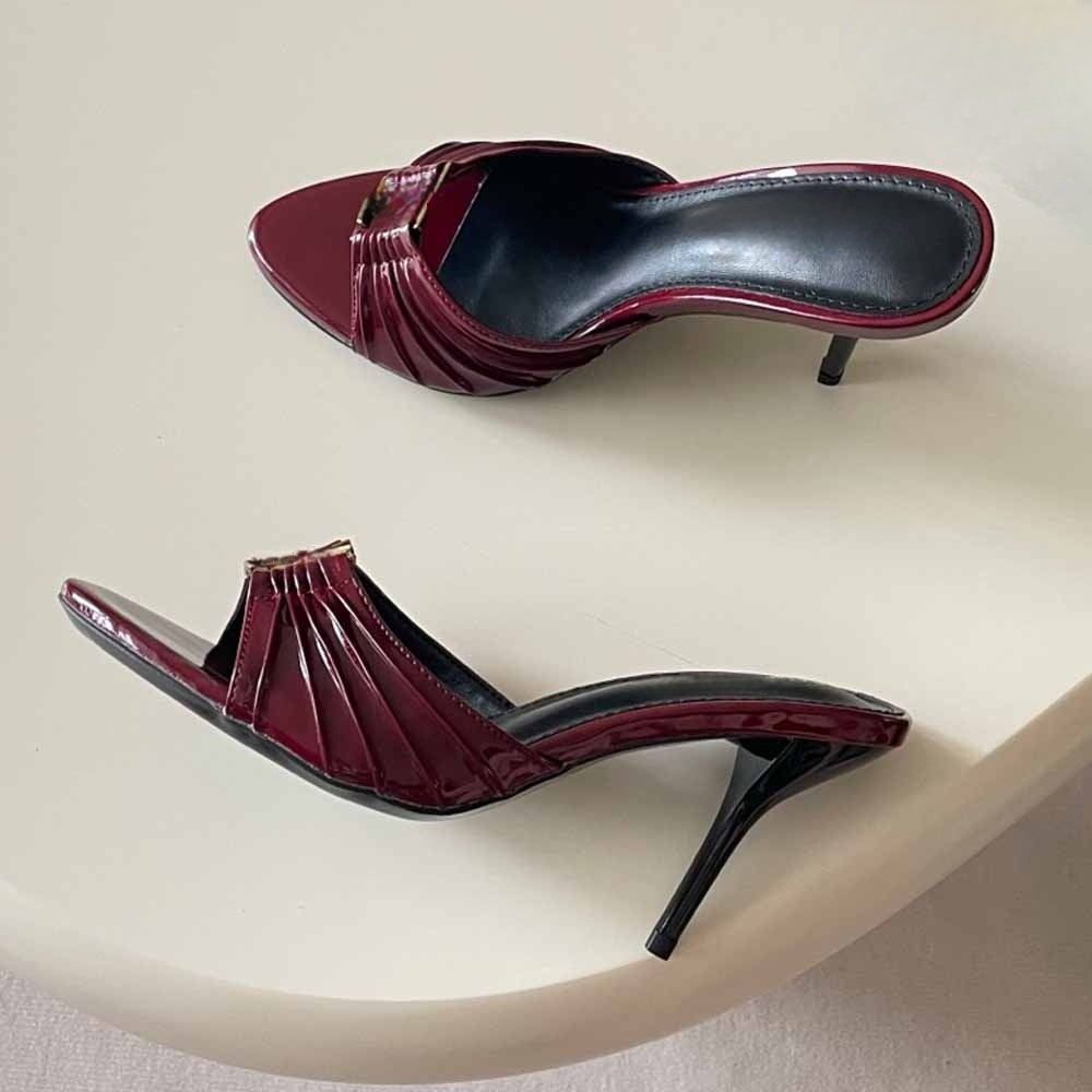Women's new metal decorative high heels have a shoe box