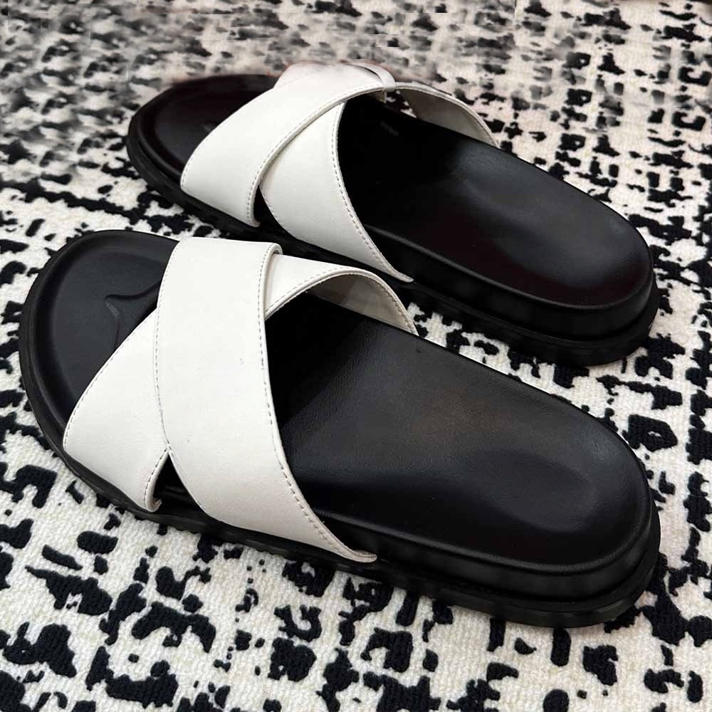 Women's new thick-soled comfortable slippers have a shoe box