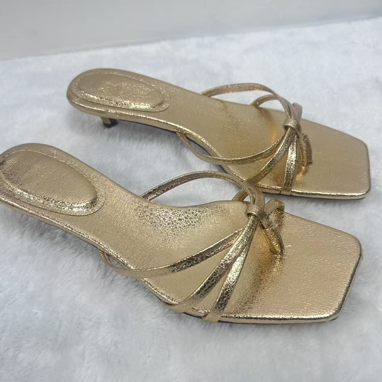 Women's new fashion high-heeled shoes with stiletto toe slippers.