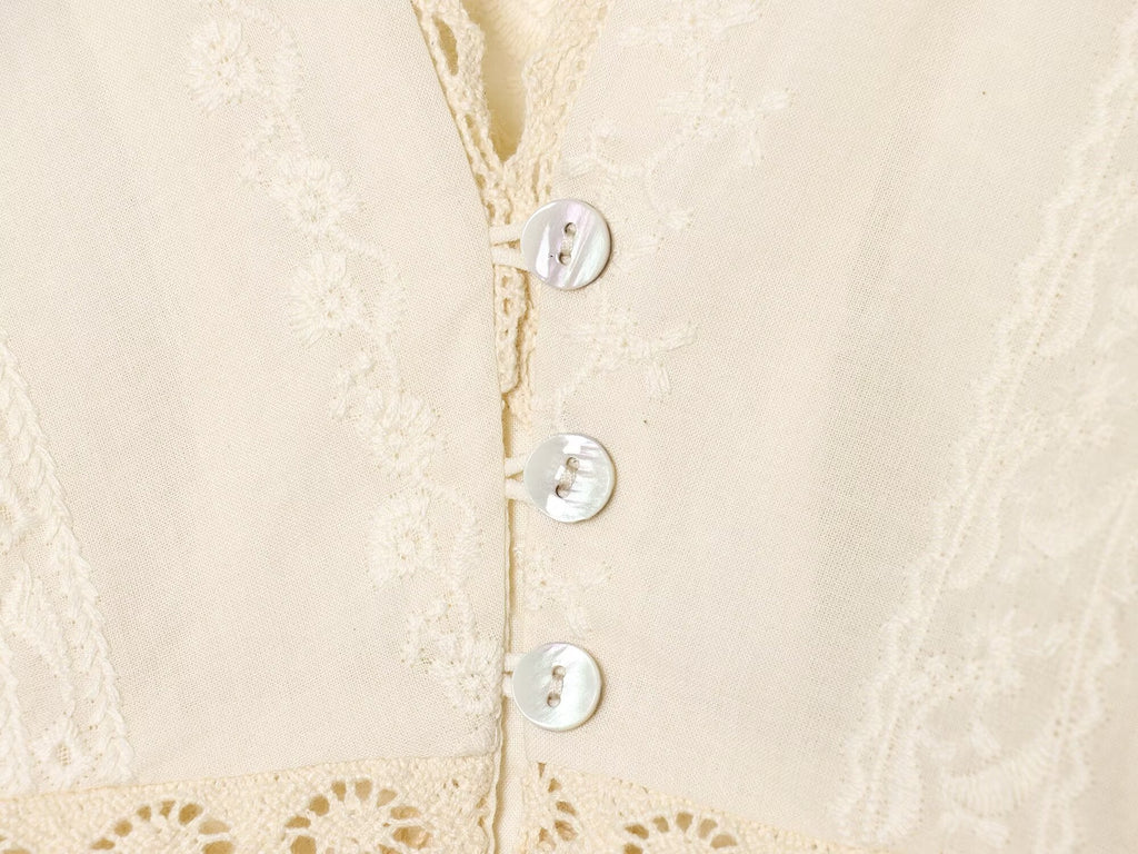 Women's short V-neck embroidered shirt