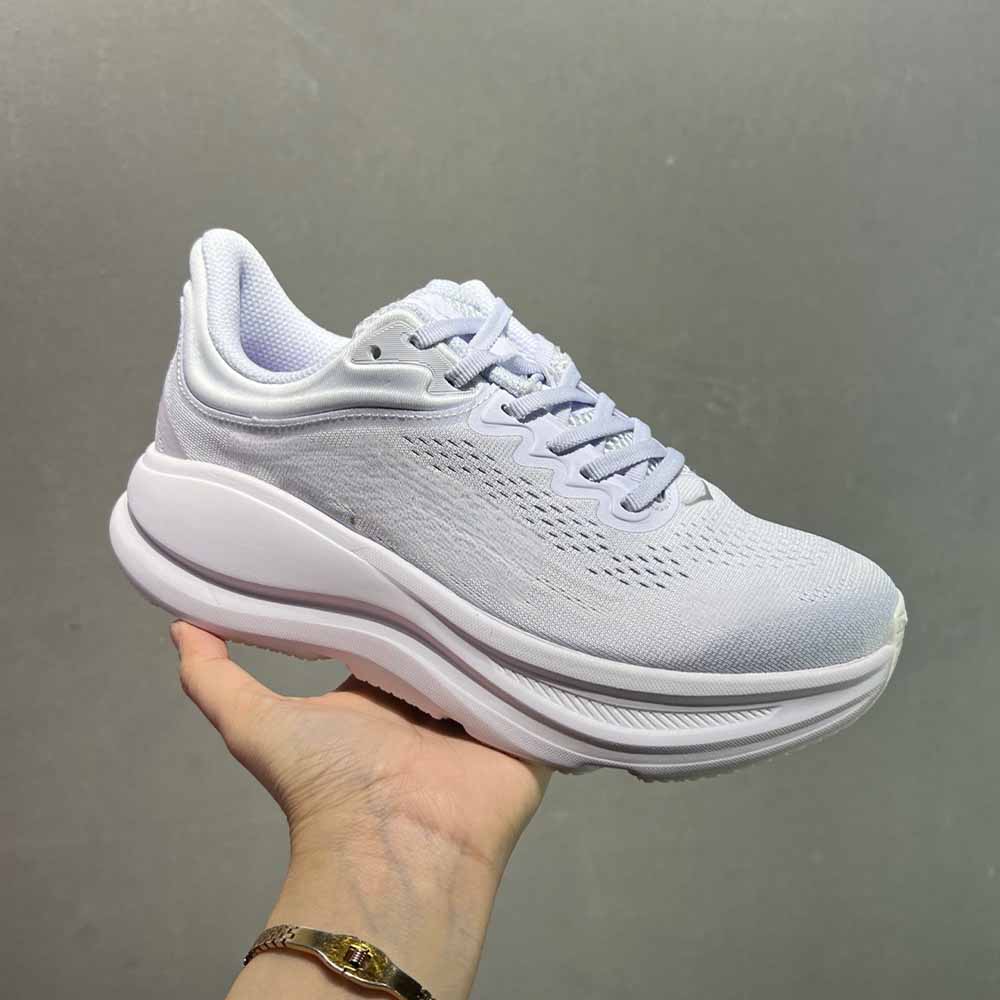 Women's new functional cushioning running shoes have a shoe box