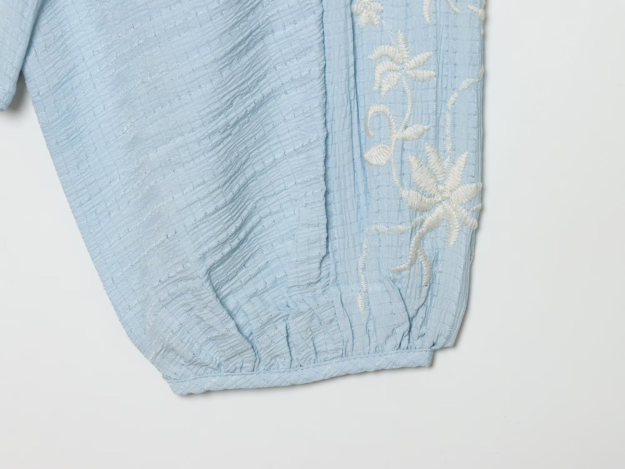 Women's contrasting embroidered V-neck shirt