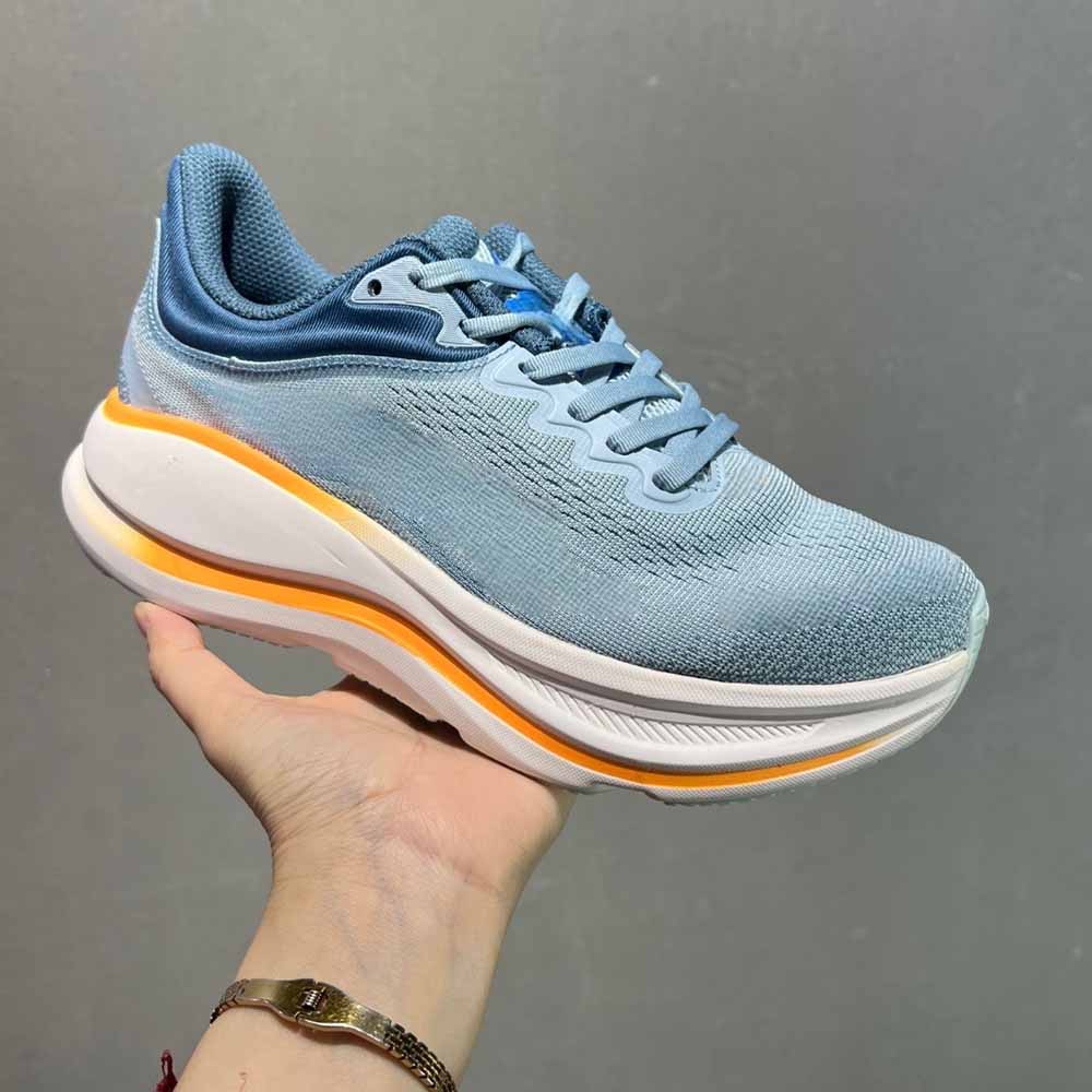 Women's new functional cushioning running shoes have a shoe box