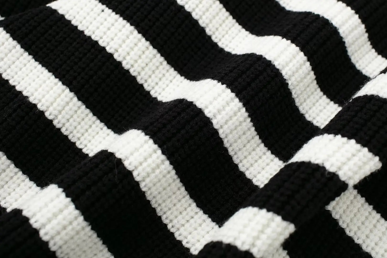 Women's New Fashion Zipper Decoration Casual Wool Blended Striped Knitted Sweater Retro Long Sleeve Women's Pullovers Chic Top