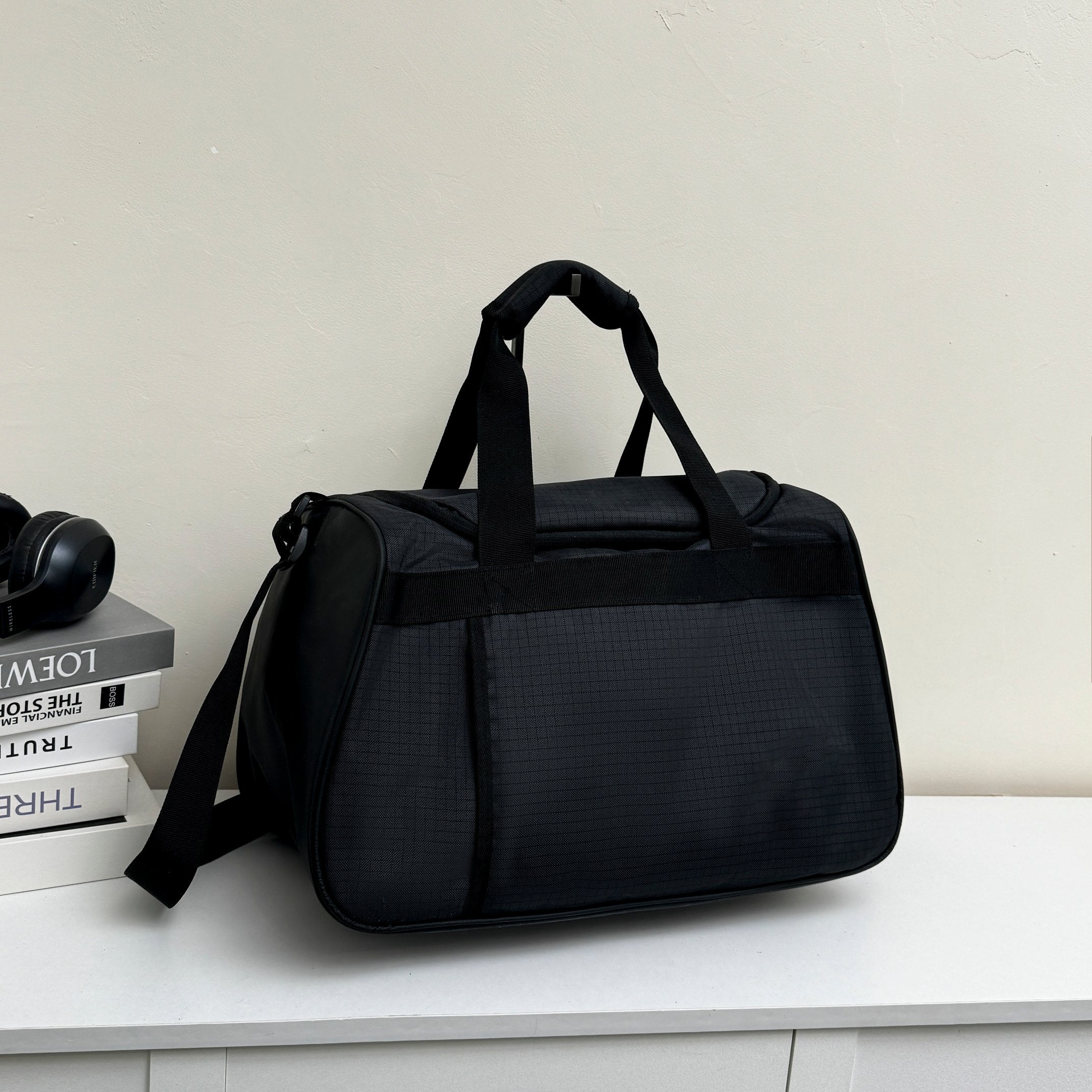 Men and Women with The New Fashion and Leisure Joker Large-capacity Travel Portable Fitness Bag Sports Backpack.