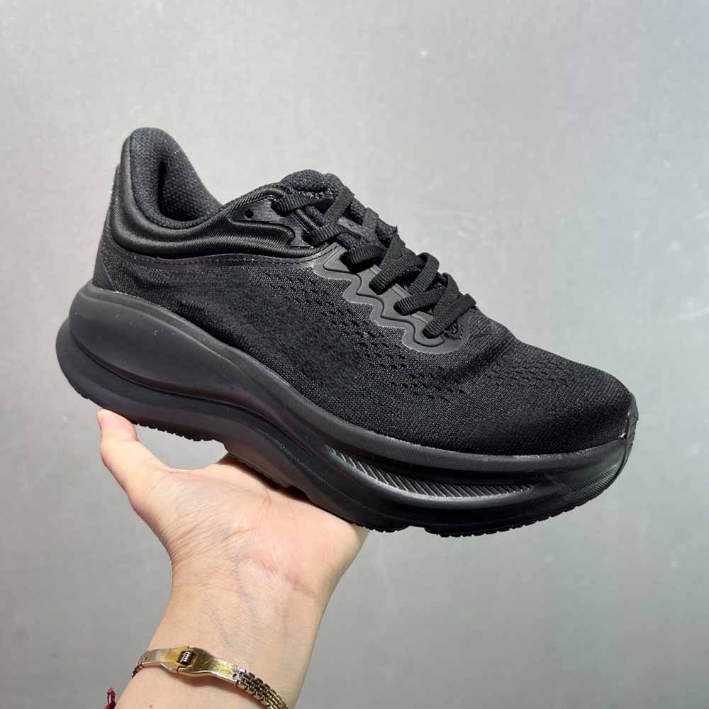 Women's new functional cushioning running shoes have a shoe box