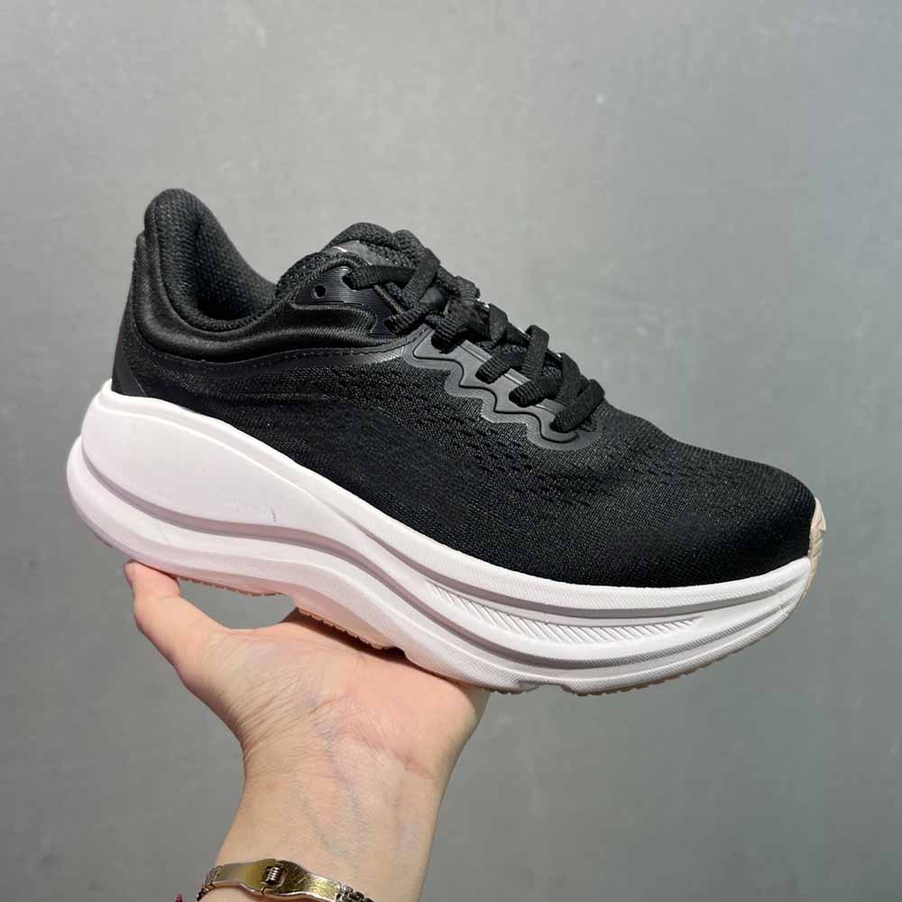 Women's new functional cushioning running shoes have a shoe box