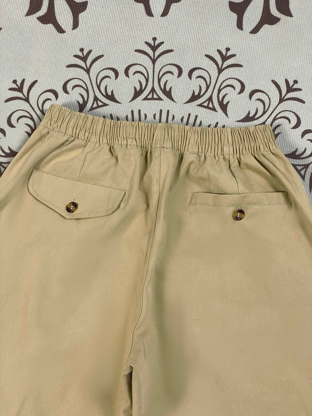 Men and women with the same new Joker couple style elastic waist zipper casual shorts.
