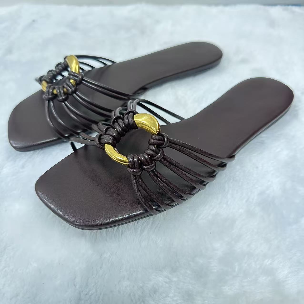 Women's new fashion thin metal round buckle strap sandals.