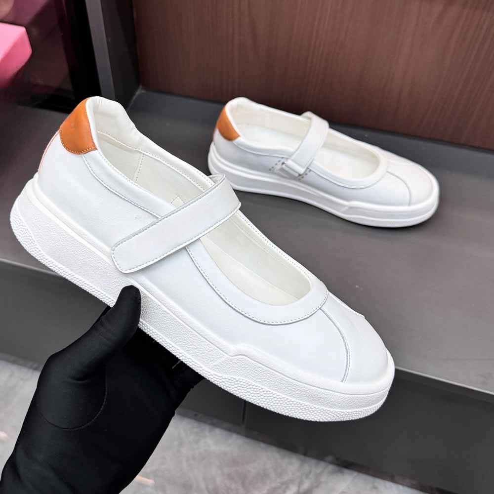 Women's new platform-heightening casual shoes have a shoe box
