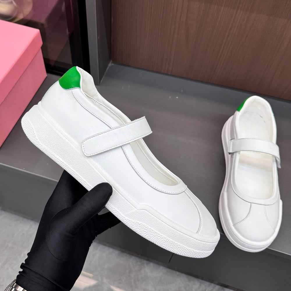 Women's new platform-heightening casual shoes have a shoe box