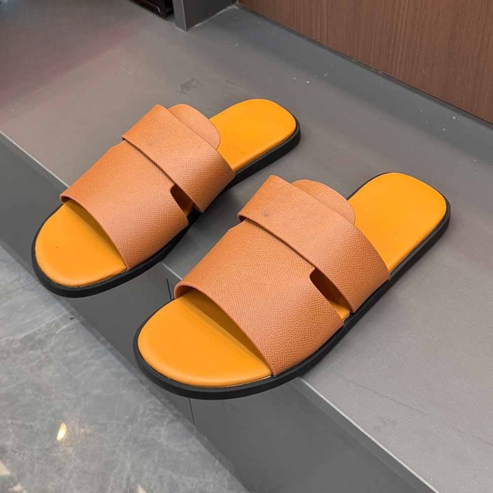 Women's new leather flat-bottomed non-slip beach slippers have a shoe box