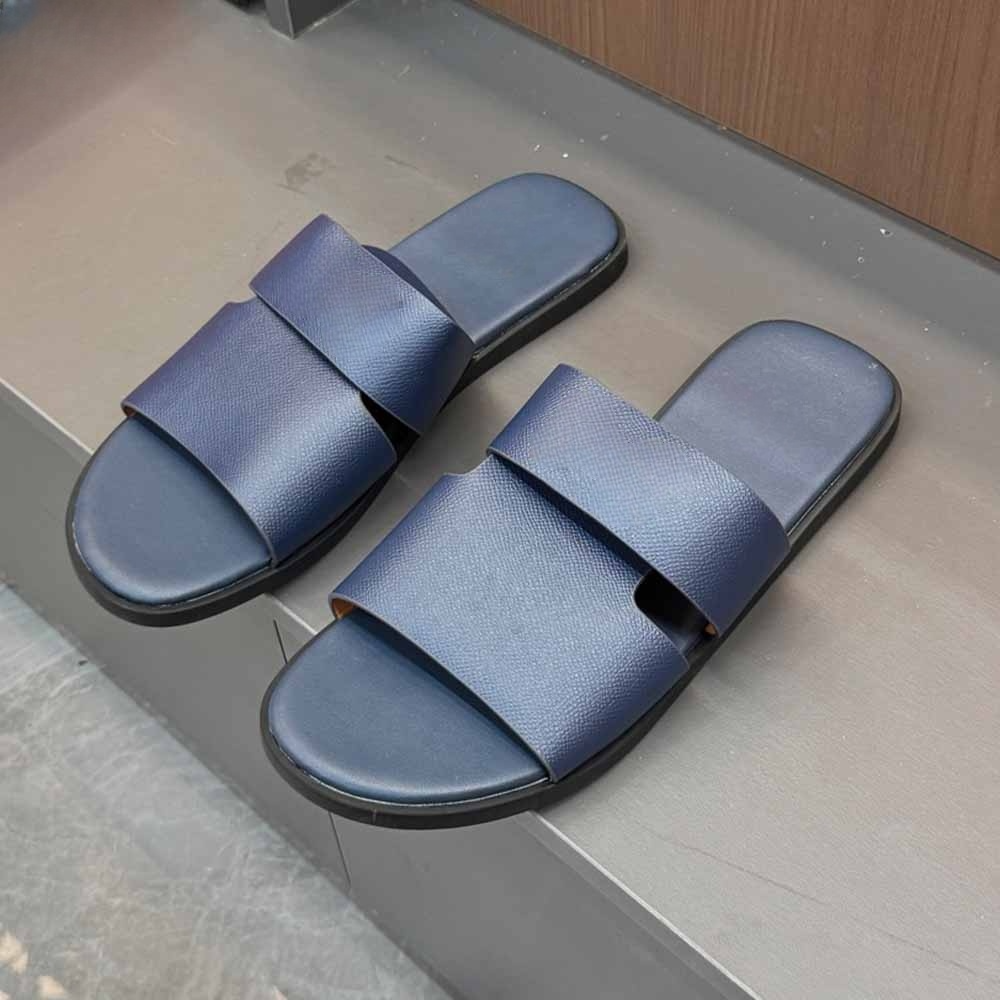 Women's new leather flat-bottomed non-slip beach slippers have a shoe box