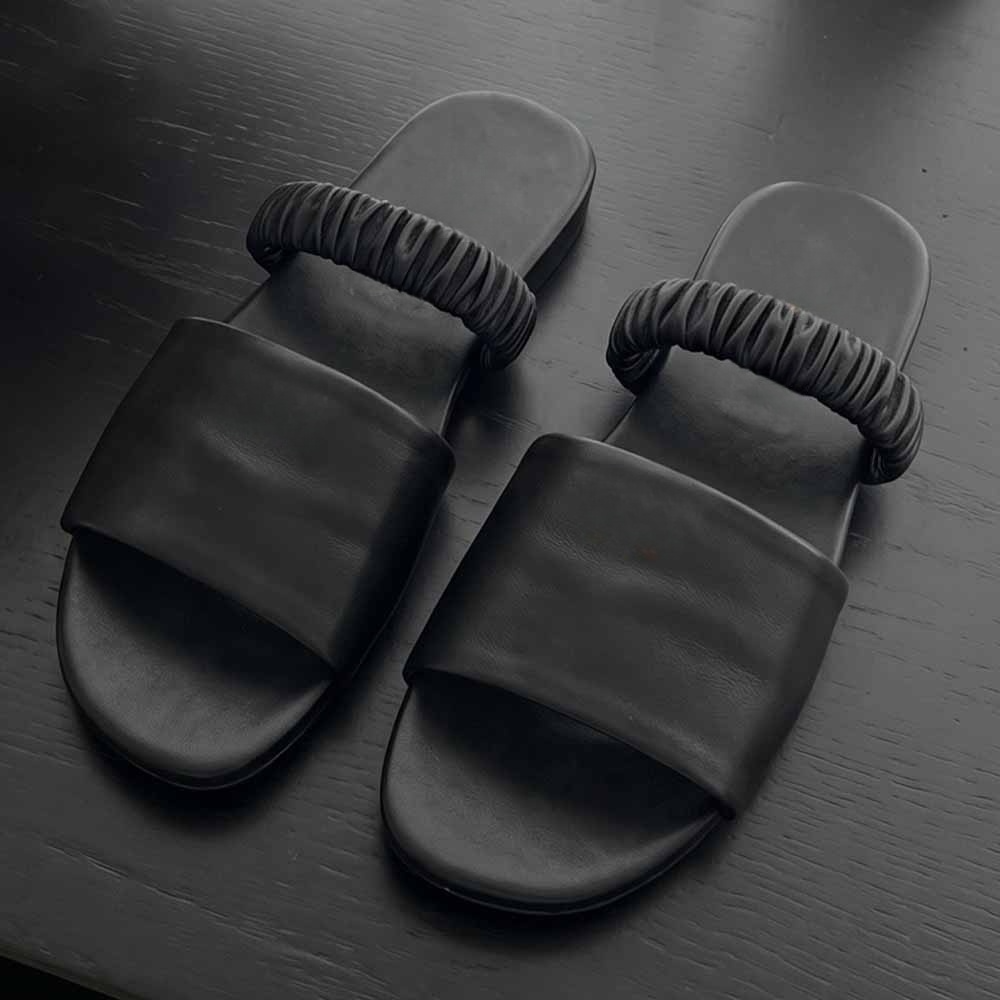 Women's new soft-soled beach sandals have a shoe box