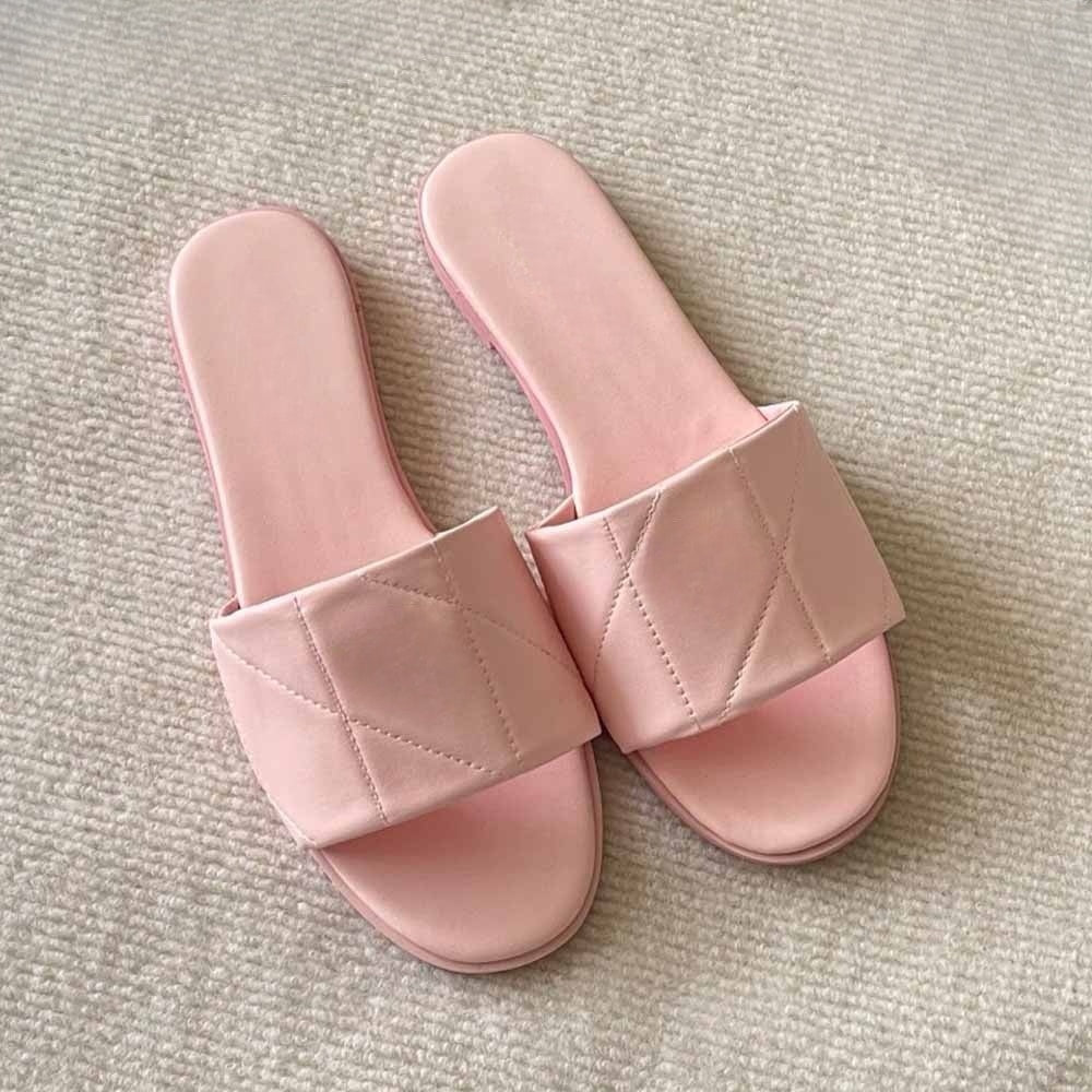 Women's new fashion embroidered thin-soled slippers have a shoe box