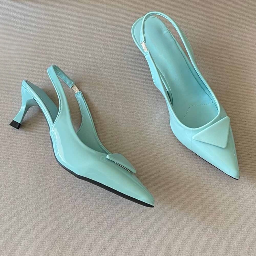 Women's new rear strap high heels have a shoe box
