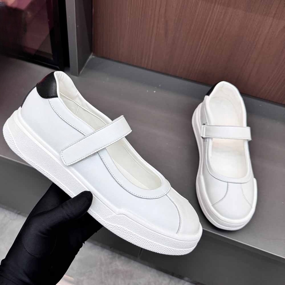 Women's new platform-heightening casual shoes have a shoe box