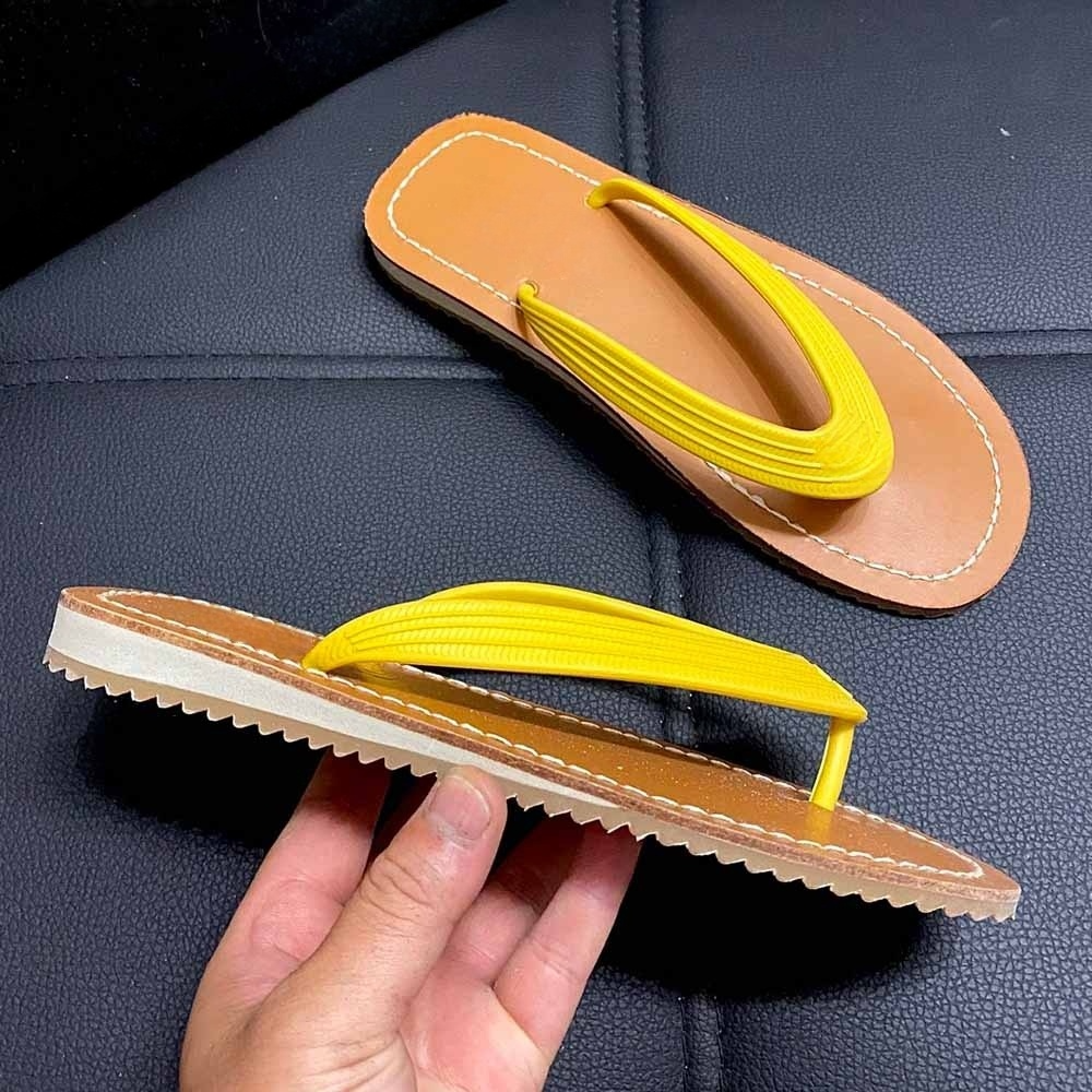 Women's new fashion flat-bottomed flip-flops have a shoe box