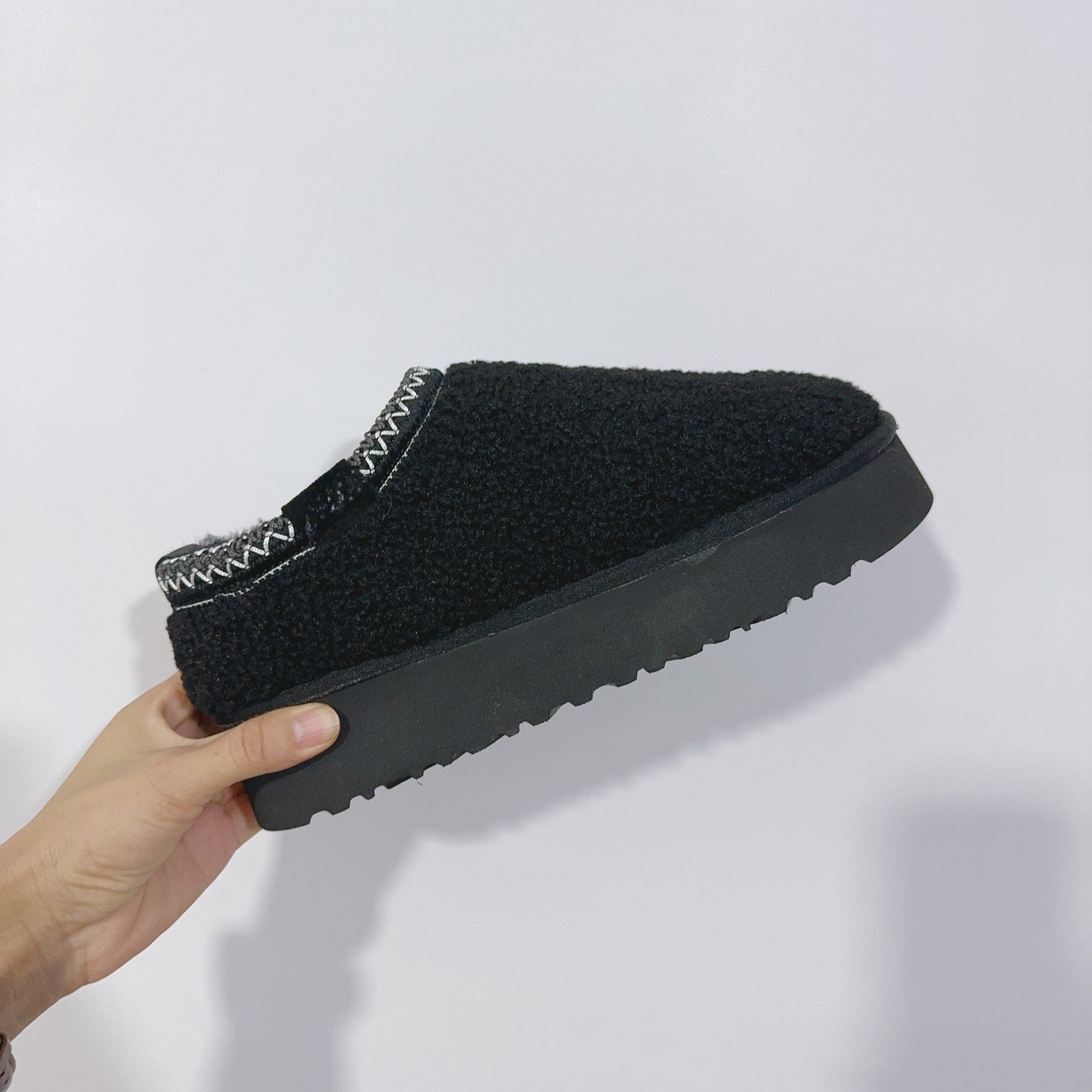 Women's thick soled and velvet padded snow boots