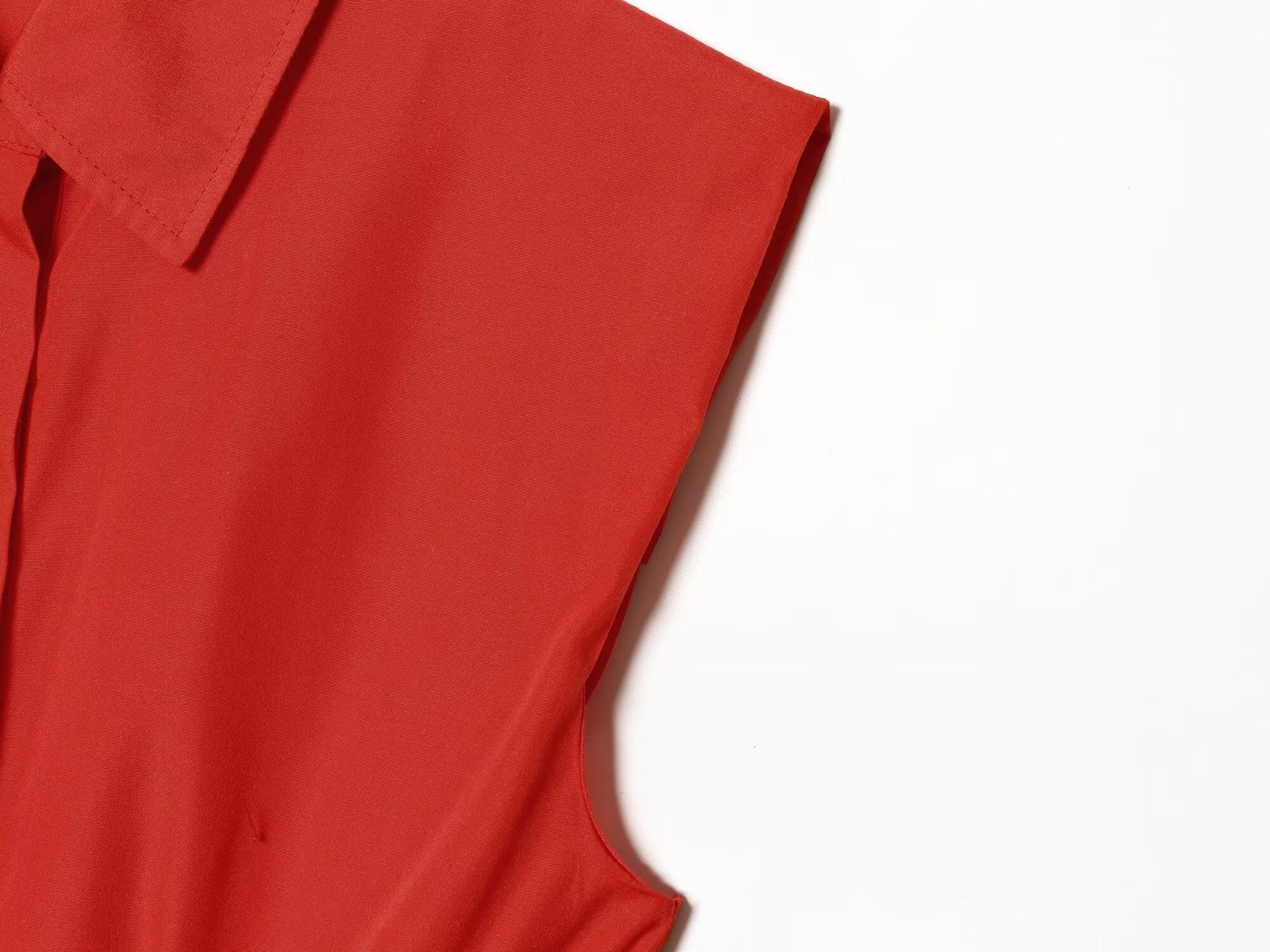 Women's sleeveless pleated button up shirt